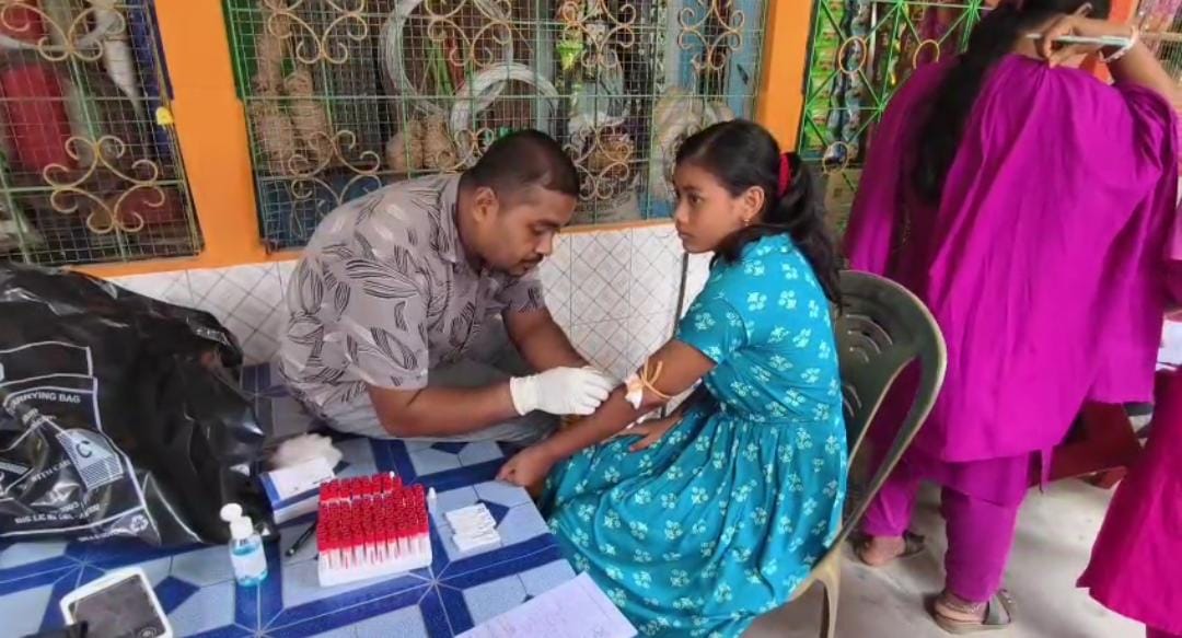 দিনহাটা ২ নম্বর ব্লকের বামনহাট ১ নম্বর গ্রাম পঞ্চায়েতের অন্তর্গত বাতাসুরকুটি এলাকায় ডেঙ্গু আক্রান্তের সংখ্যা ক্রমশ বাড়ছে। বামনহাট ব্লক প্রাথমিক সূত্রে খবর, এখনও পর্যন্ত এই এলাকায় মোট সাতজনের শরীরে ডেঙ্গু সংক্রমণ ধরা পড়েছে। আক্রান্তদের মধ্যে কয়েকজন সুস্থ হলেও কয়েকজন দ্বিতীয় ধাপে চিকিৎসাধীন রয়েছেন।
ডেঙ্গুর বাড়বাড়ন্ত রুখতে স্বাস্থ্য দপ্তর থেকে প্রতিনিয়ত চলছে বিভিন্ন উদ্যোগ। আক্রান্ত এলাকায় স্বাস্থ্য শিবির বসানো হয়েছে, নিয়মিত ডিডিটি স্প্রে করা হচ্ছে এবং জমা জলের উৎস খুঁজে তা নষ্ট করার কাজ চলছে।
আজ সোমবার ওই স্বাস্থ্য শিবির পরিদর্শনে আসেন কোচবিহারের ডেপুটি মুখ্য স্বাস্থ্য আধিকারিক-সহ একটি বিশেষজ্ঞ টিম। তারা এলাকায় স্বাস্থ্য পরীক্ষার পাশাপাশি ডিডিটি স্প্রে ও অন্যান্য প্রতিরোধমূলক পদক্ষেপ কতটা কার্যকরী হচ্ছে তা খতিয়ে দেখেন।
বামনহাট ব্লক প্রাথমিক স্বাস্থ্য কেন্দ্রের মেডিকেল অফিসার ডাঃ মেরাজ উদ্দিন আহমেদ জানান, 'এই এলাকায় প্রতিনিয়ত স্বাস্থ্য শিবির চলছে। আজও প্রায় ২৩ জনের স্বাস্থ্য পরীক্ষা করা হয়েছে, যাদের মধ্যে ৬-৭ জন বর্তমানে জ্বরে আক্রান্ত। তাদের রক্তের নমুনা সংগ্রহ করা হয়েছে, রিপোর্ট এলেই নিশ্চিত হওয়া যাবে তারা ডেঙ্গু আক্রান্ত কিনা।' তিনি আরও জানান, পরবর্তী নির্দেশ না আসা পর্যন্ত এই স্বাস্থ্য শিবির চলবে।
গ্রামবাসীদের কথায়, স্বাস্থ্য দপ্তর থেকে নিয়মিত স্প্রে এবং জমা জলের খোঁজখবর নেওয়া হচ্ছে। স্থানীয়দের সচেতনতার পাশাপাশি প্রশাসনের তৎপরতায় এলাকায় পরিস্থিতি নিয়ন্ত্রণে আনার চেষ্টা চলছে।